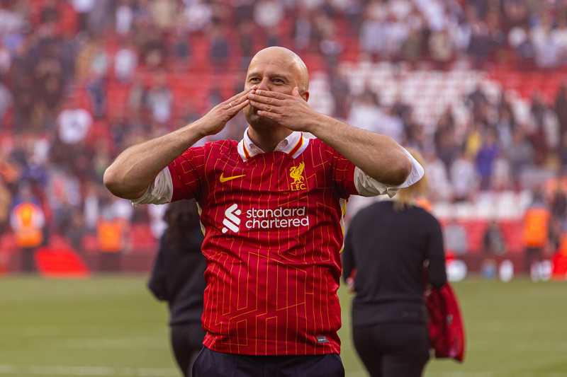 利物浦豪取胜利，提前锁定冠军氛围(利物浦30年争冠路启用239名球员)