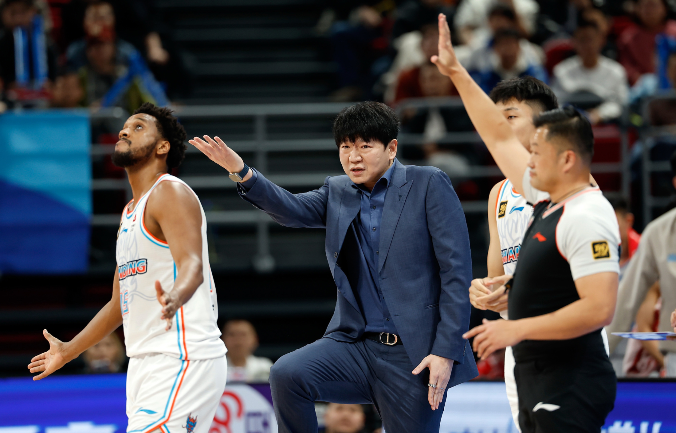 九州娱乐app-重庆篮球队在今日比赛中逆袭成功，取得胜利